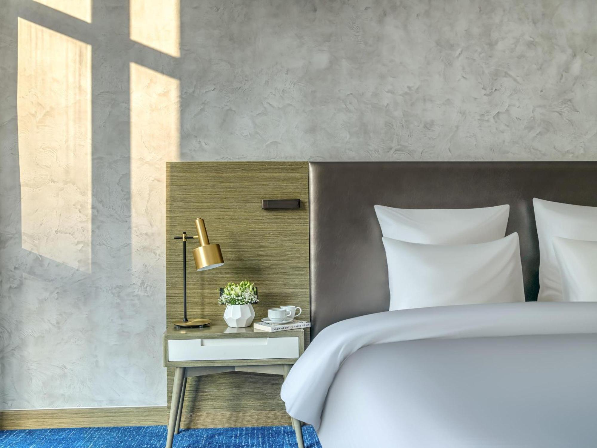 Deluxe Zimmer mit Kingsize-Bett und Blick auf die Lagune